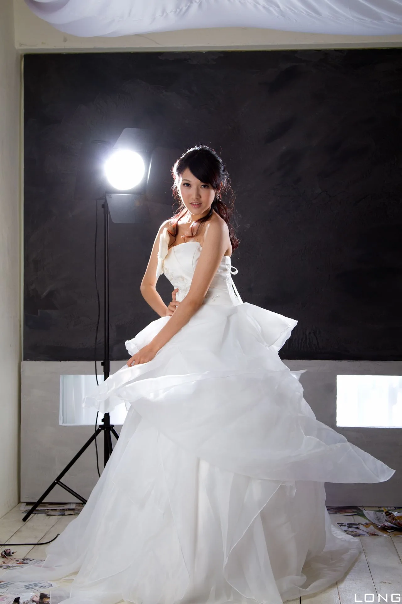[Chương bổ sung BEAUTYLEG] Buổi chụp ảnh tại studio với bộ váy cưới màu trắng của Jill (Weiting) - 5