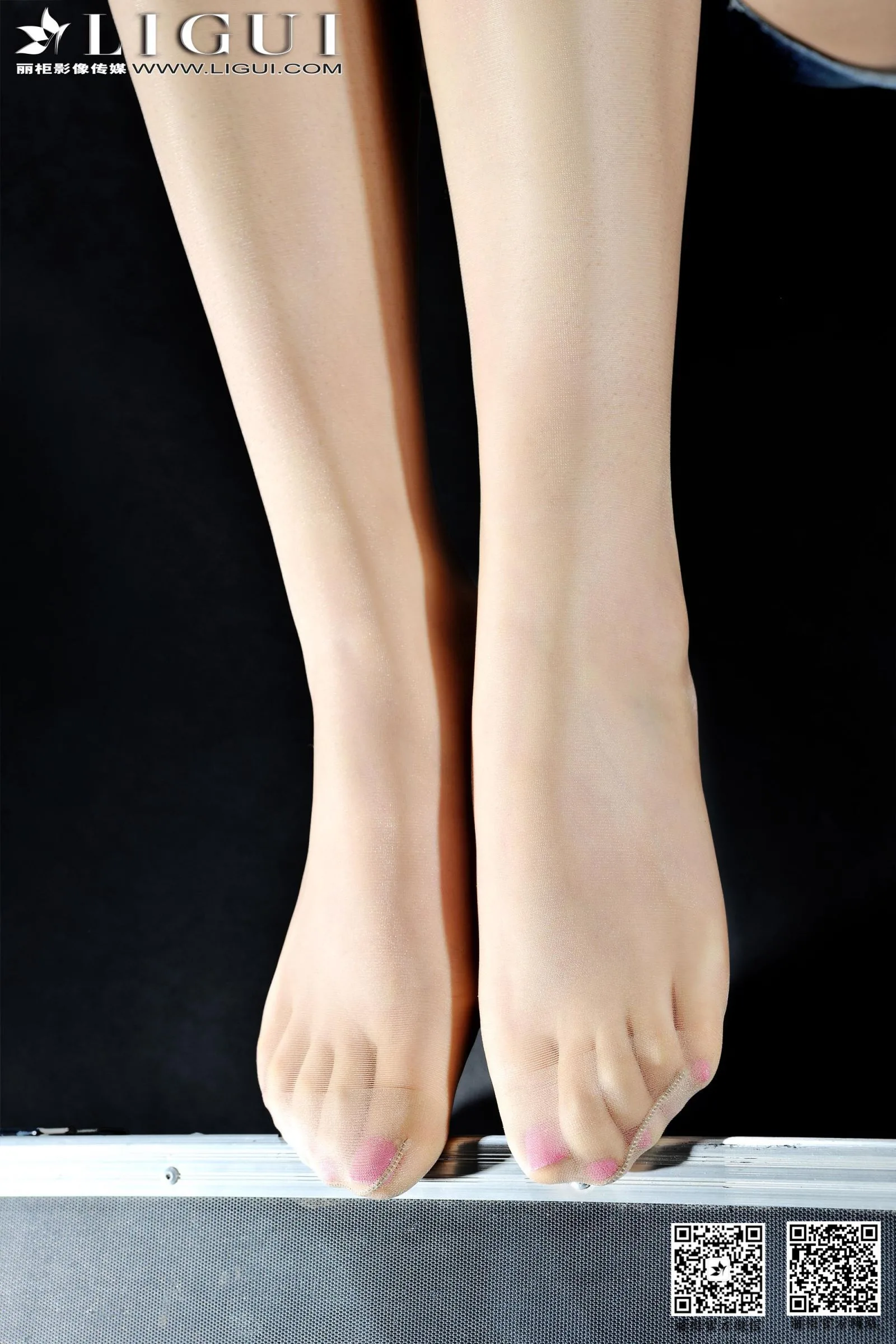[LIGUI] Yoona - Vẻ đẹp với quần short denim và giày cao gót - 63