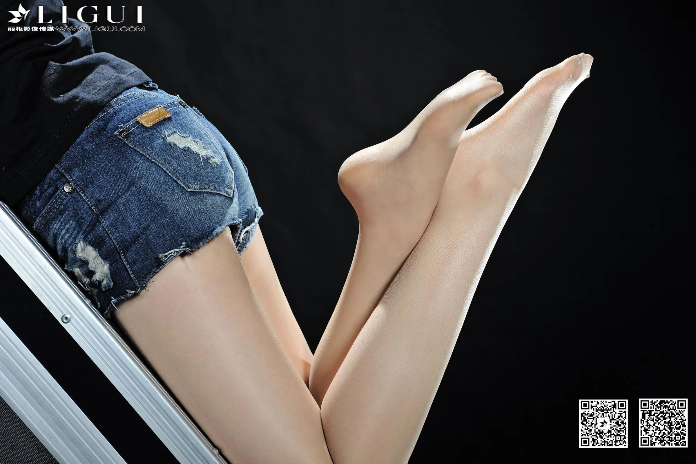 [LIGUI] Yoona - Vẻ đẹp với quần short denim và giày cao gót - 42