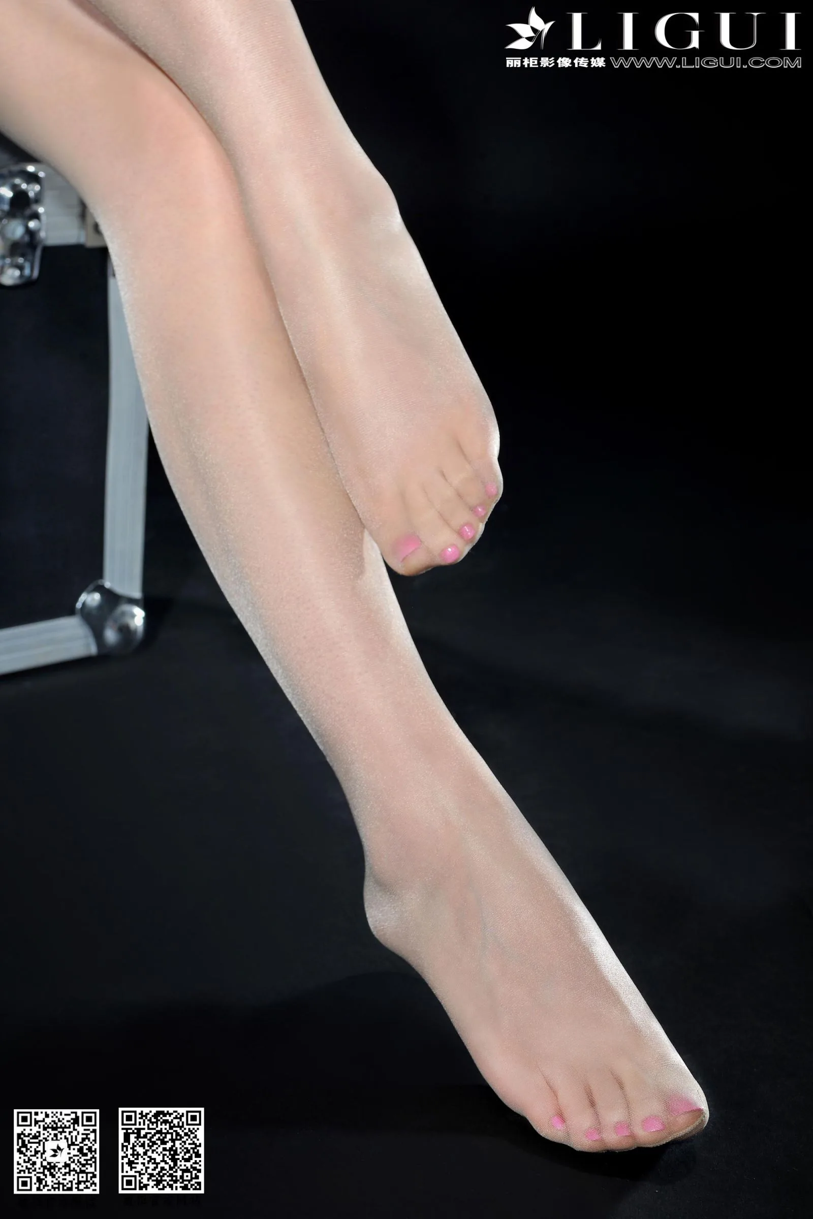 [LIGUI] Yoona - Vẻ đẹp với quần short denim và giày cao gót - 36