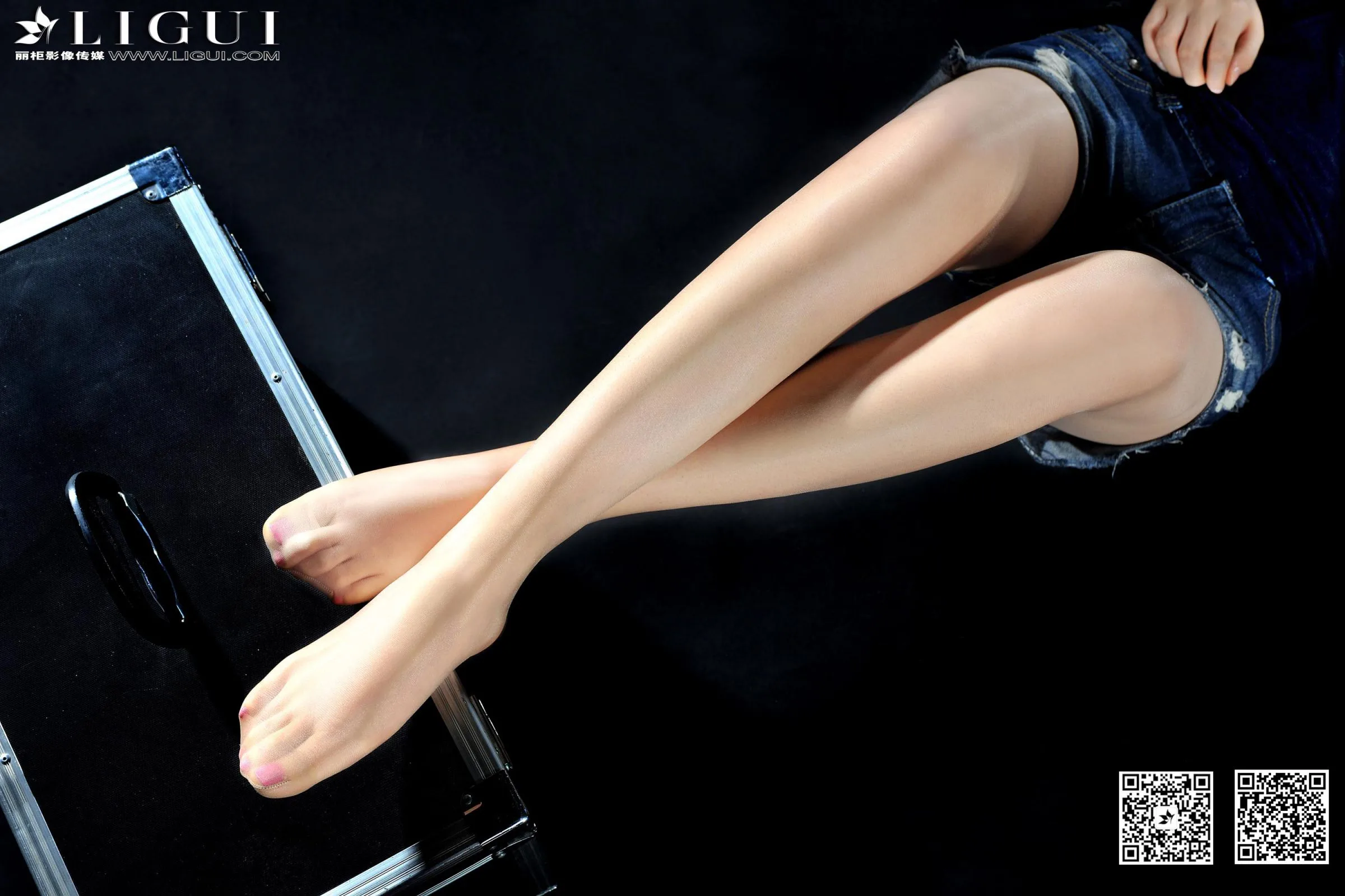 [LIGUI] Yoona - Vẻ đẹp với quần short denim và giày cao gót - 59
