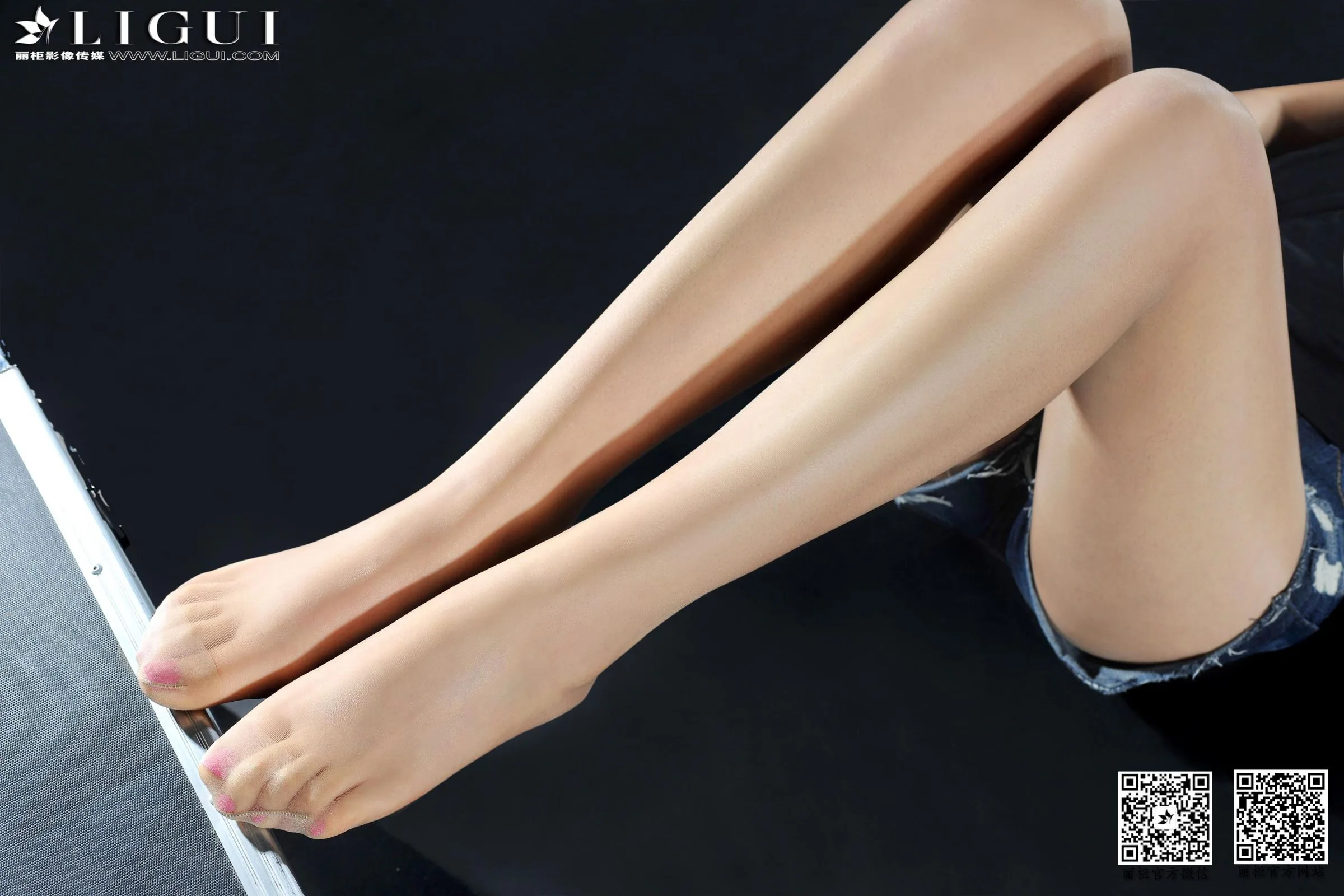 [LIGUI] Yoona - Vẻ đẹp với quần short denim và giày cao gót - 62