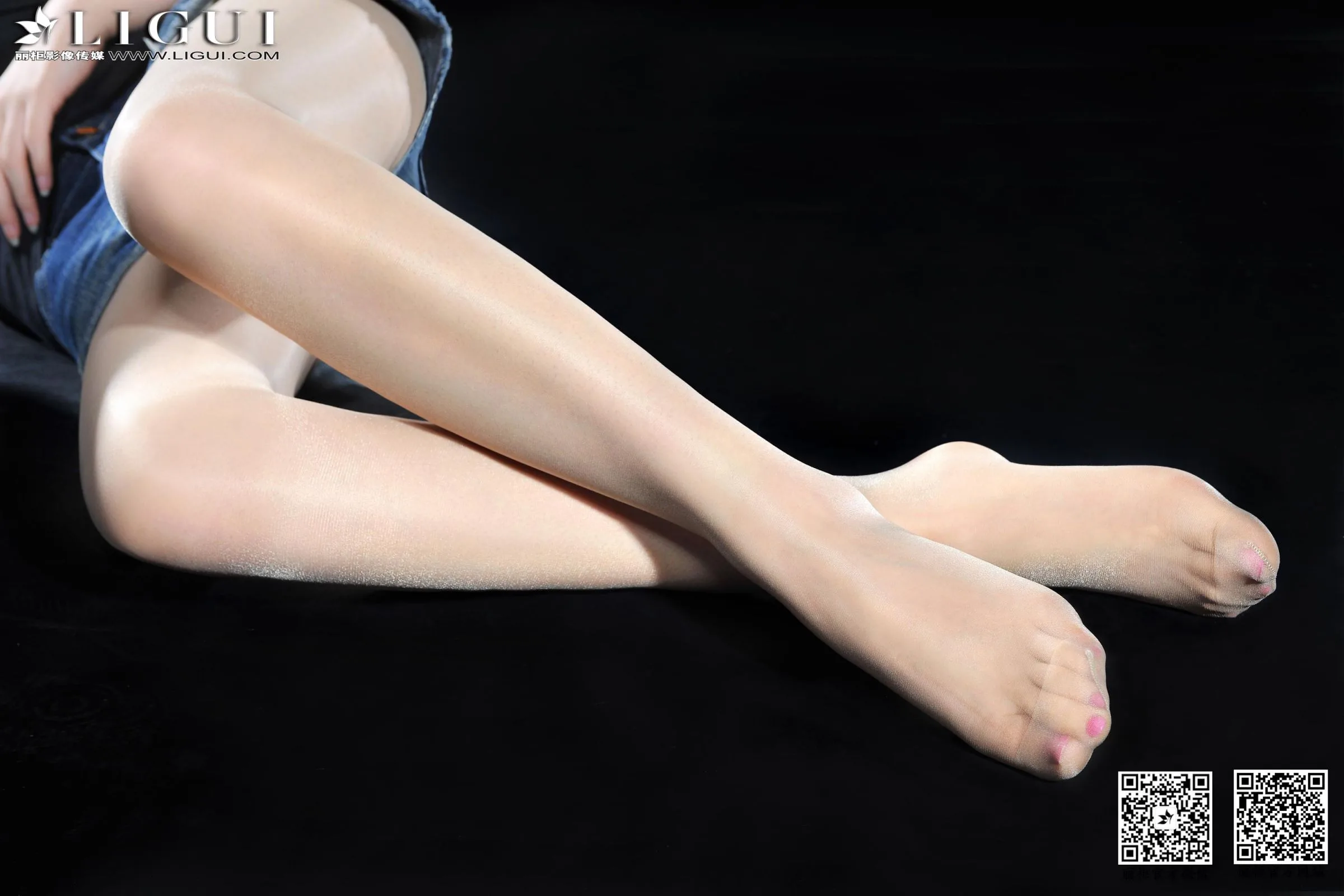 [LIGUI] Yoona - Vẻ đẹp với quần short denim và giày cao gót - 49