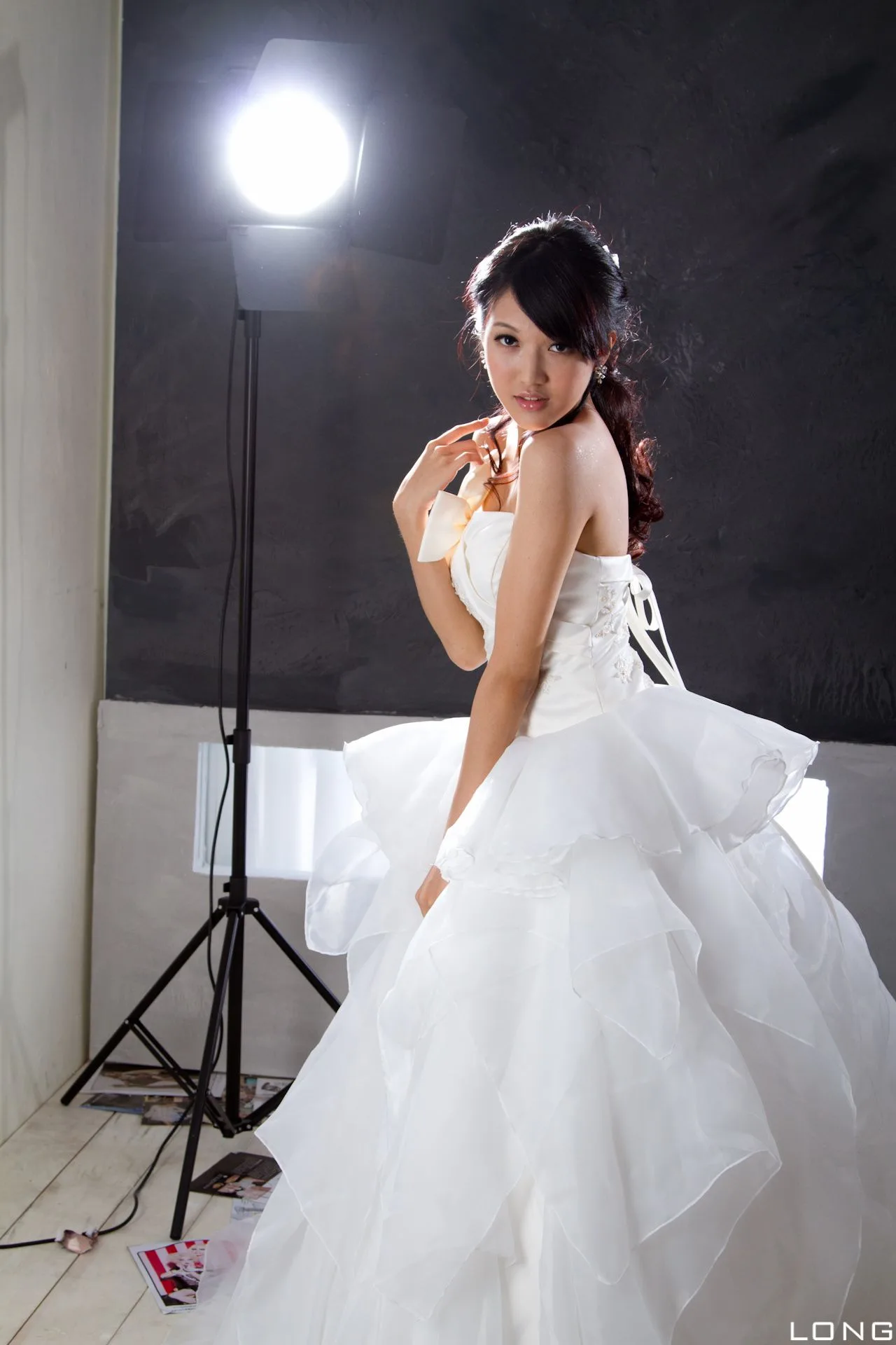 [Chương bổ sung BEAUTYLEG] Buổi chụp ảnh tại studio với bộ váy cưới màu trắng của Jill (Weiting) - 2