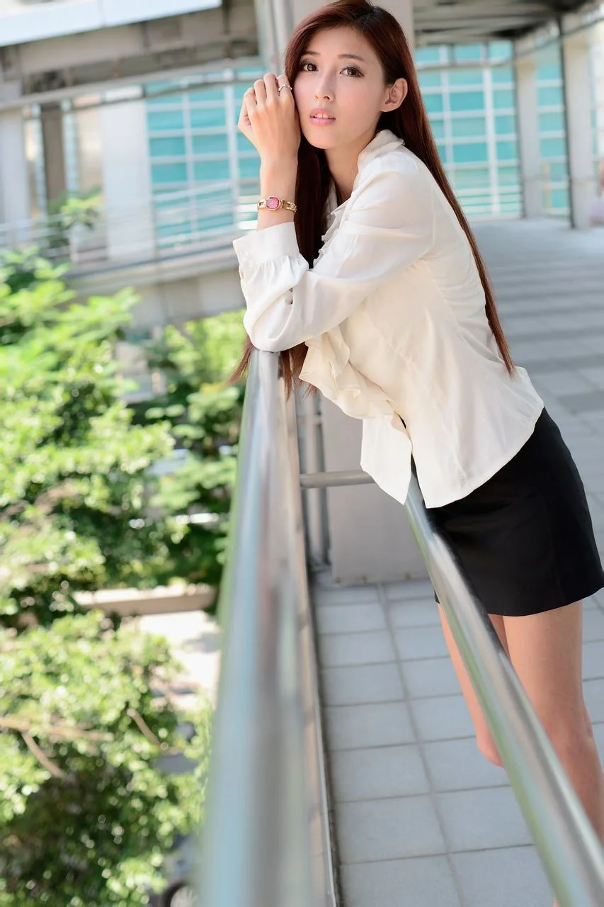 Kila Liao Tingling, một người mẫu xinh đẹp trong trang phục công sở chuyên nghiệp, xuất hiện trong bộ ảnh thời trang đường phố đầy thú vị. - 29