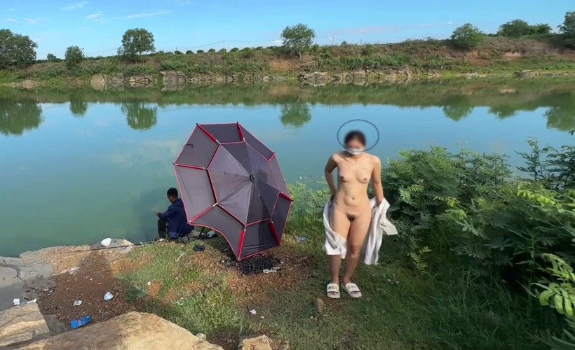 Clip: Bé người yêu ra hồ cá phô dâm mặc kệ cần thủ đang câu - Clip Hot Việt