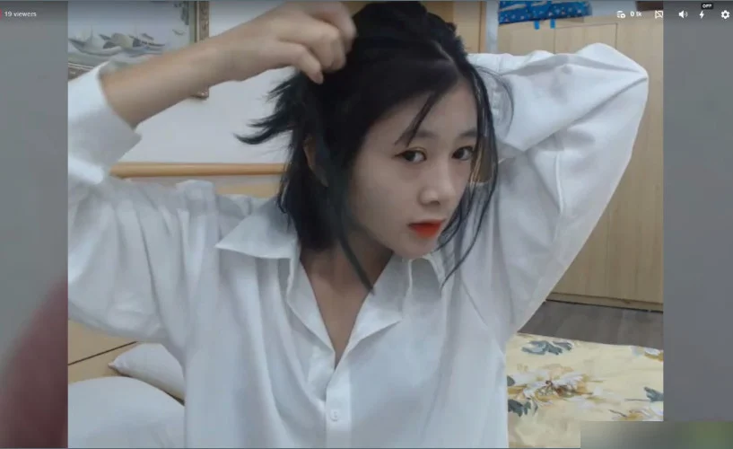 Clip: Em nữ sinh chăm ngoan học giỏi show hàng - Clip Hot Việt