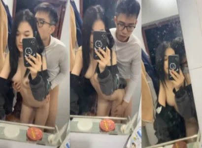 Cặp đôi sinh viên trẻ địt nhau trước gương