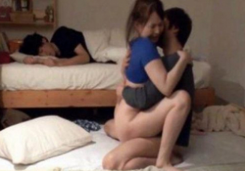 Qua nhà bạn thân ngủ không ngờ được mẹ cho địt trộm
