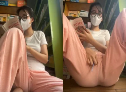 Em gái vừa đọc sách vừa nhét sextoy vào lồn