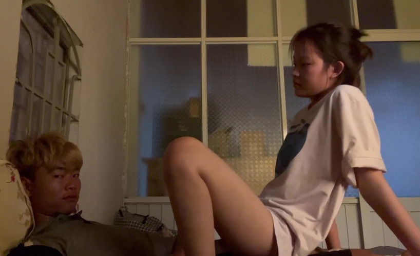 Clip: Đang chịch sướng thì mẹ gọi điện thoại em không nghe để anh lấy máy quay phim - Clip Hot Việt