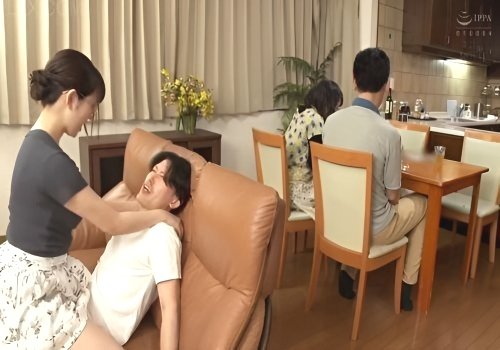 Chị gái lén lút ân ái với em trai ngay giữa phòng khách